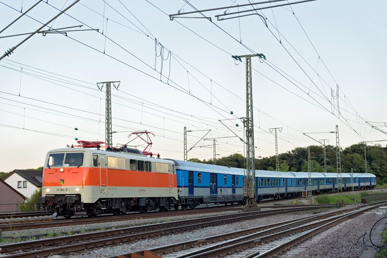 111 185 mit SVG 31305 bei km 17,0 (Juli 2022)