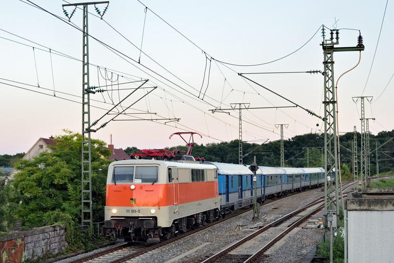 111 185 mit SVG 31305 bei km 16,8 (Juli 2022)