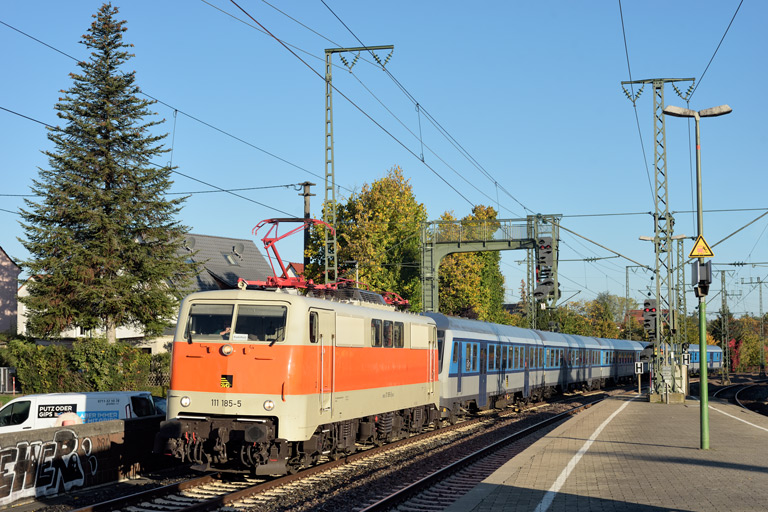 111 185 mit SVG 31309 bei km 16,8 (Oktober 2022)