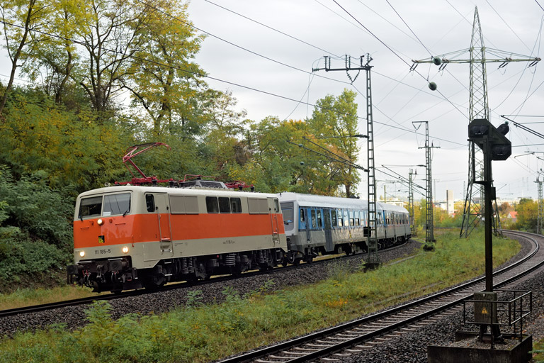 111 185 mit SVG 31309 bei km 17,4 (Oktober 2022)