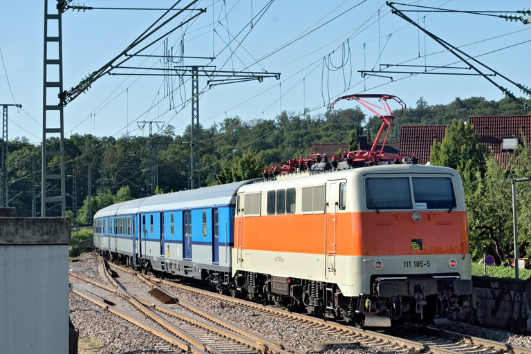 111 185 mit SVG 31309 bei km 16,8 (Juli 2022)