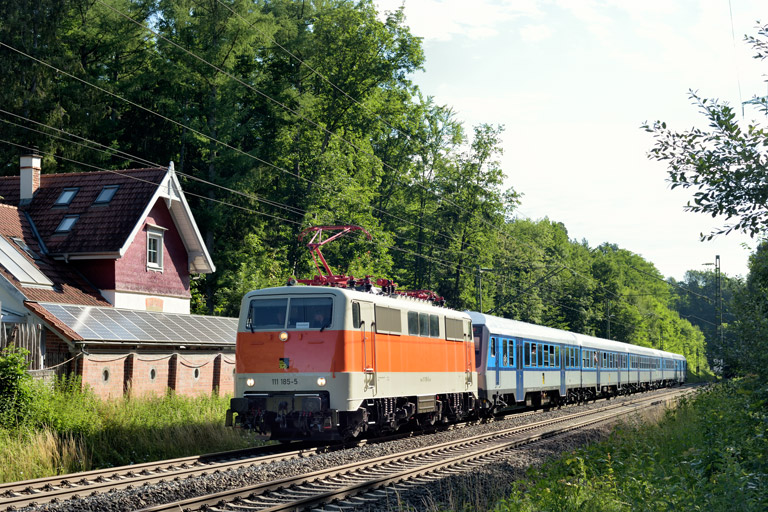 111 185 mit SVG 31309 bei km 18,2 (Juni 2022)