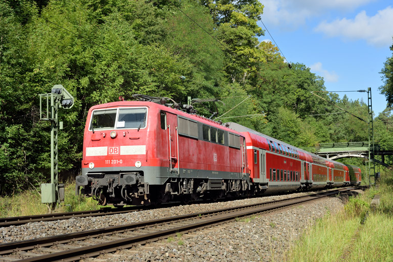 111 201 mit RE 28319 bei km 11,8 (September 2022)