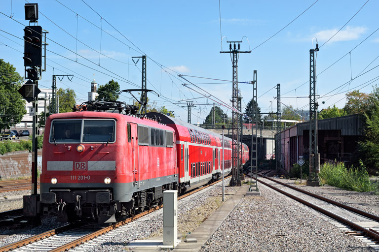 111 201 mit RE 28319 bei km 15,4 (August 2022)