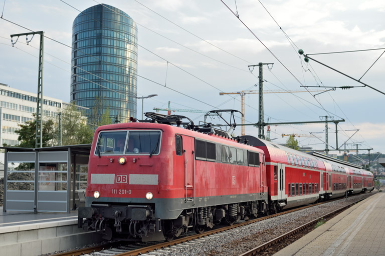 111 201 mit RE 28350 bei km 15,6 (August 2022)