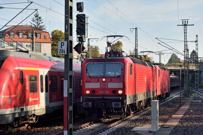 143 138 und 143 856 als Tfzf 93300 bei km 15,4 (Oktober 2022)