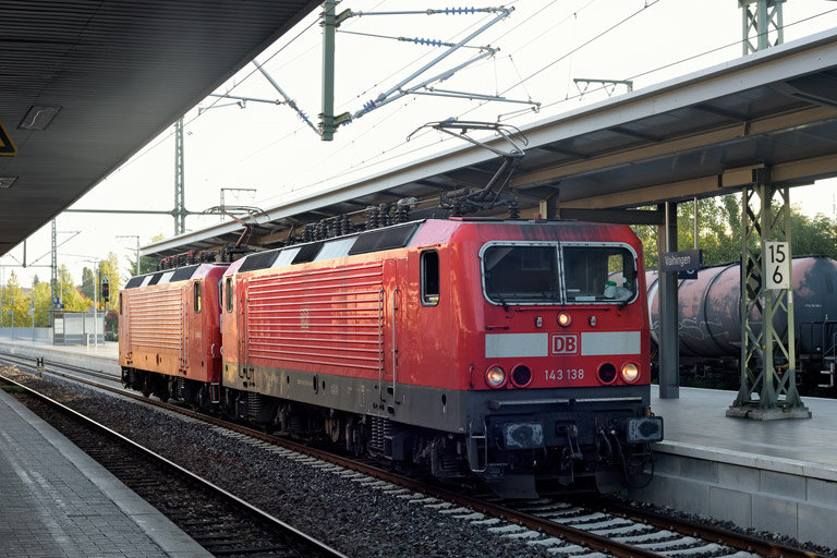 143 138 und 143 856 als Tfzf 93300 bei km 15,6 (Oktober 2022)