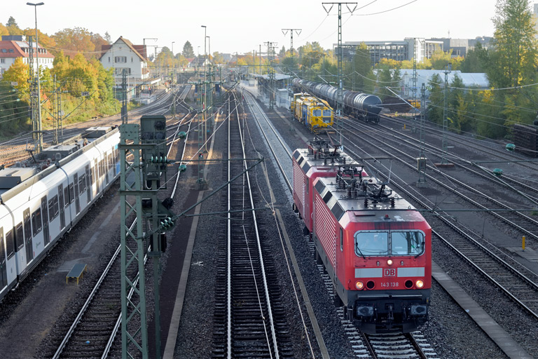 143 138 und 143 856 als Tfzf 93300 bei km 15,8 (Oktober 2022)