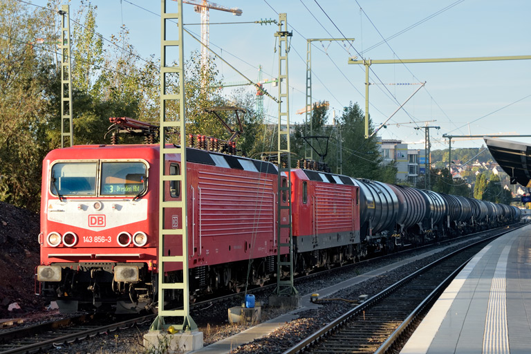 143 856 und 143 138 mit DGS 28982 bei km 15,6 (Oktober 2022)