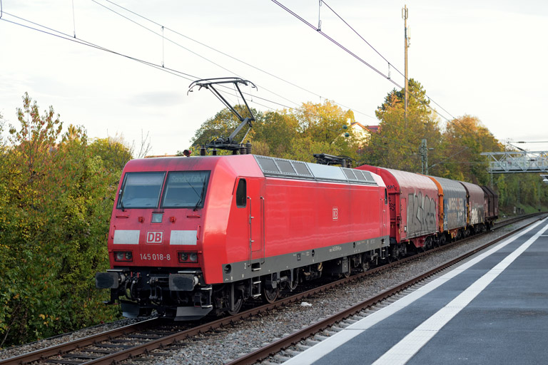 145 018 mit EZ 52103 bei km 14,0 (Oktober 2022)