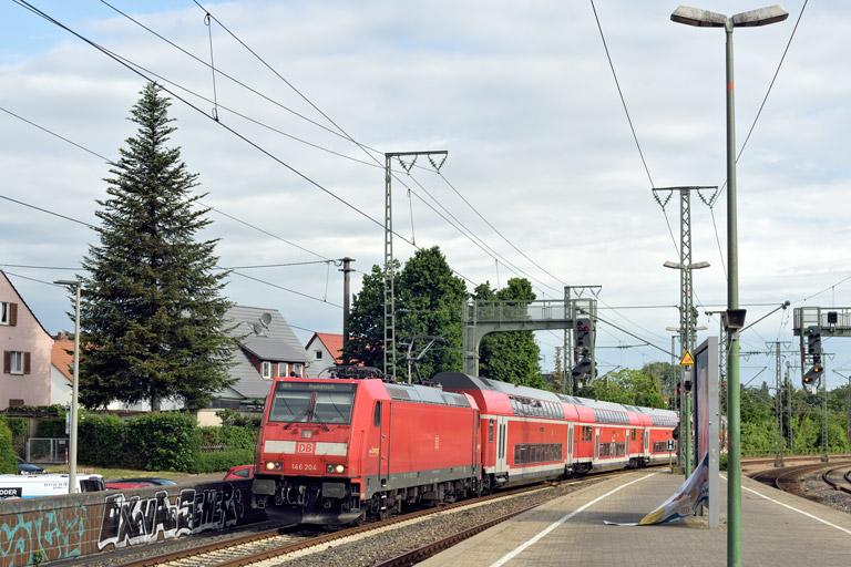 146 204 mit RE 17291 bei km 16,8 (Mai 2022)