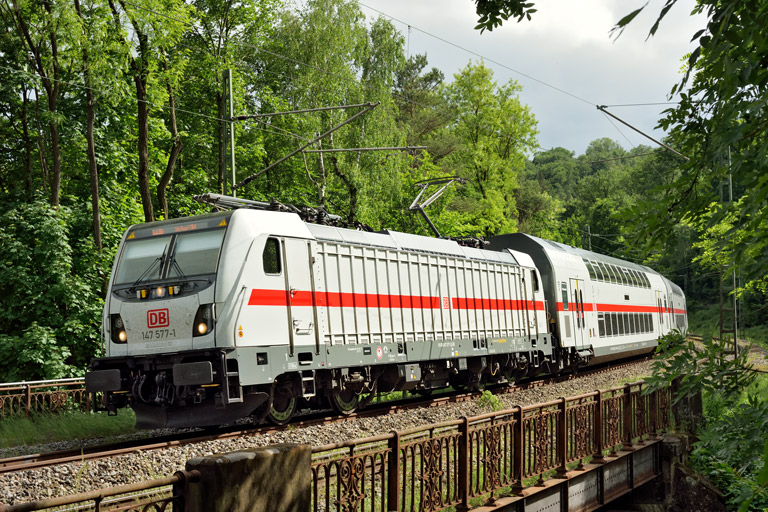 147 577 mit IC 2386 bei km 11,0 (Mai 2022)