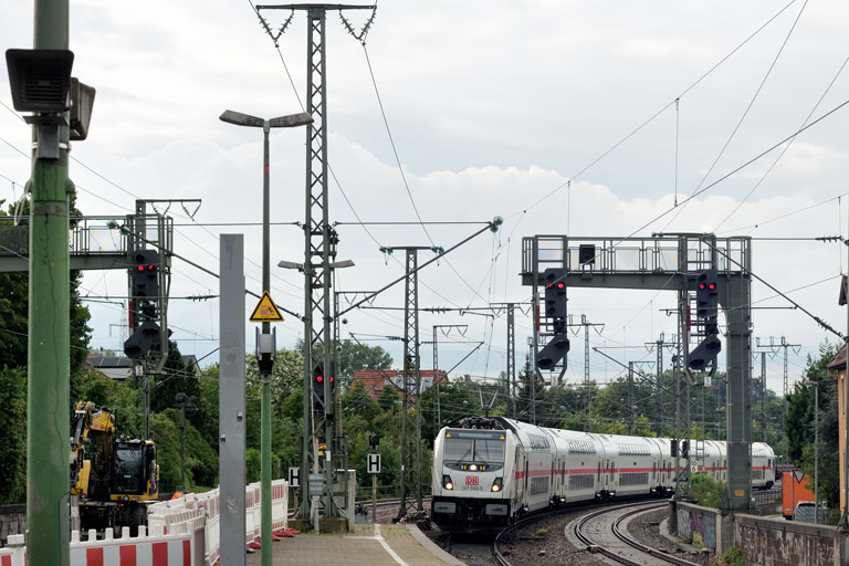 147 580 mit IC 2280 bei km 16,6 (Juni 2022)