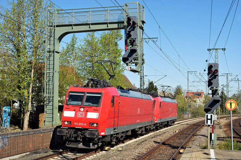 185 090 und 185 085 als Tfzf 66946 bei km 16,6 (April 2022)