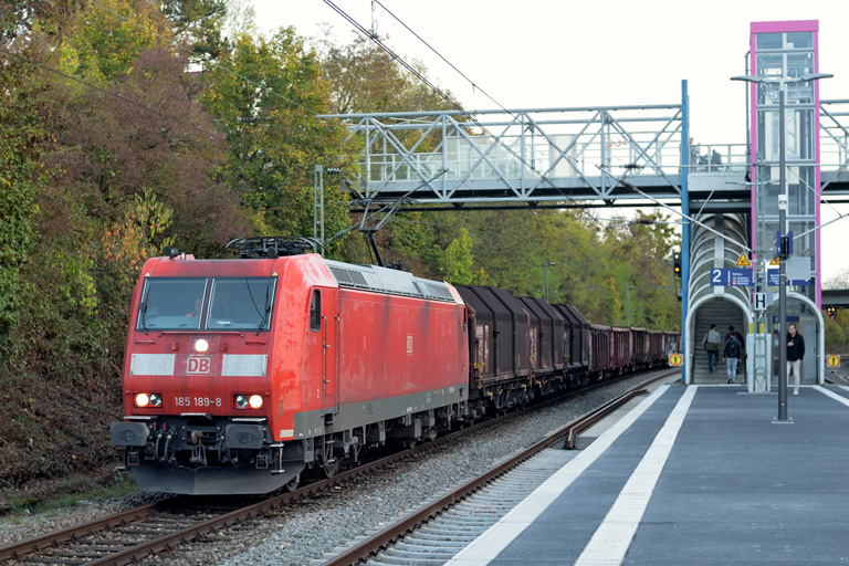 185 189 mit EZ 52098 bei km 14,2 (Oktober 2022)