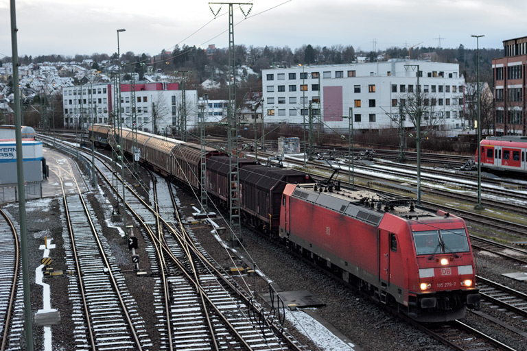 185 279 mit EZ 52098 bei km 16,0 (Januar 2022)