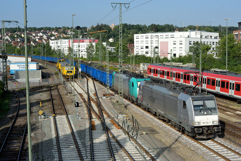186 354 und 186 126 mit DGS 95582 bei km 16,0 (Juni 2022)