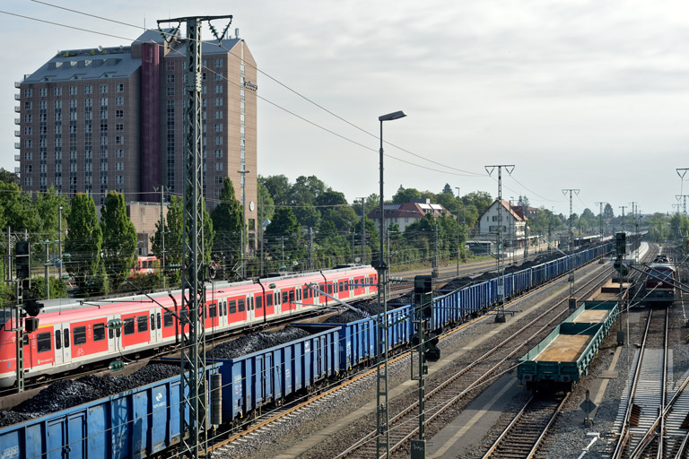 186 354 und 186 126 mit DGS 95582 bei km 15,8 (Juni 2022)