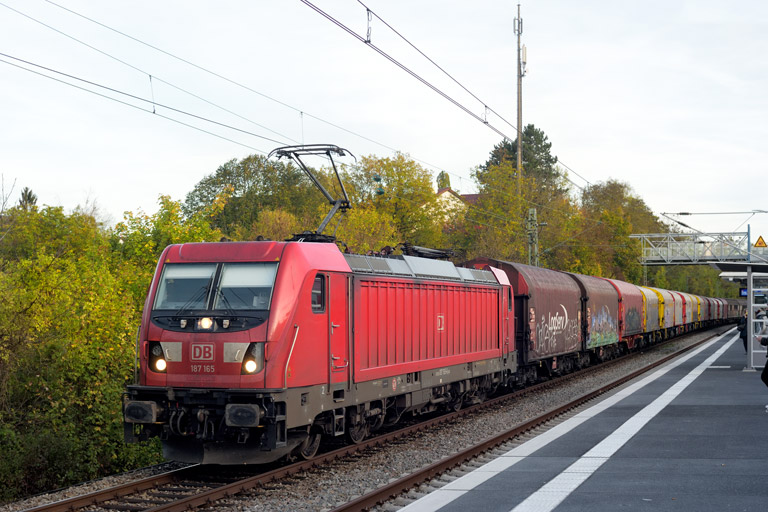 187 165 mit EZ 52103 bei km 14,0 (Oktober 2022)