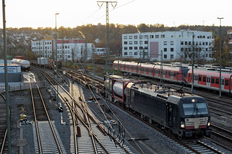 193 857 mit DGS 69244 bei km 16,0 (November 2022)