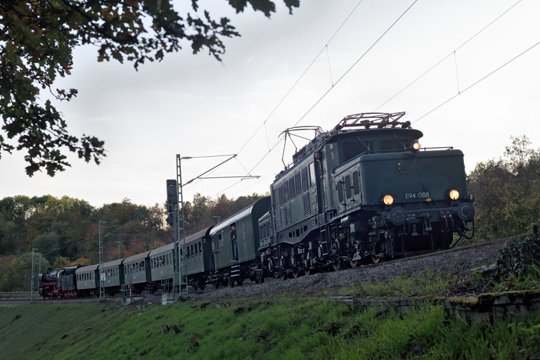 194 088 mit DPE 56718 bei km 13,4 (Oktober 2022)