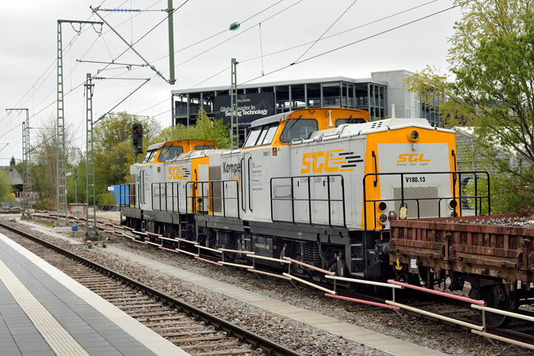 SGL V180.05 (203 161) und SGL V180.13 (203 158) bei km 15,6 (April 2022)