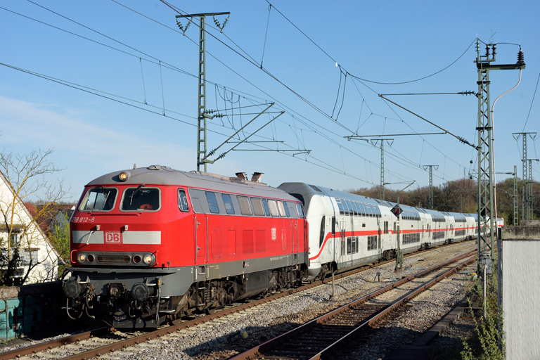 218 812 und 147 551 mit FbZ-D 77754 bei km 16,8 (April 2022)