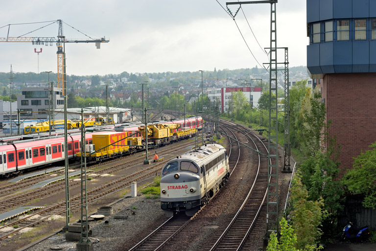 Strabag V 170 1147 (227 007) bei km 16,0 (Mai 2022)