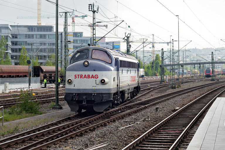 Strabag V 170 1147 (227 007) bei km 15,6 (Mai 2022)