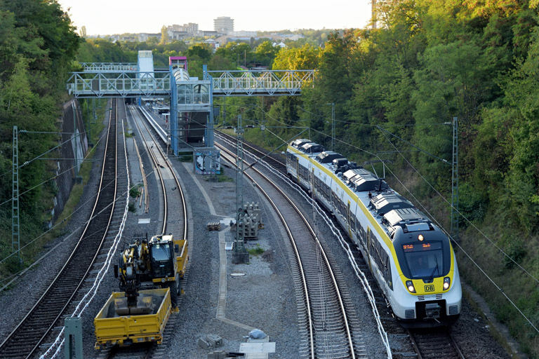 3442 205 als RE 28353 bei km 14,4 (September 2022)