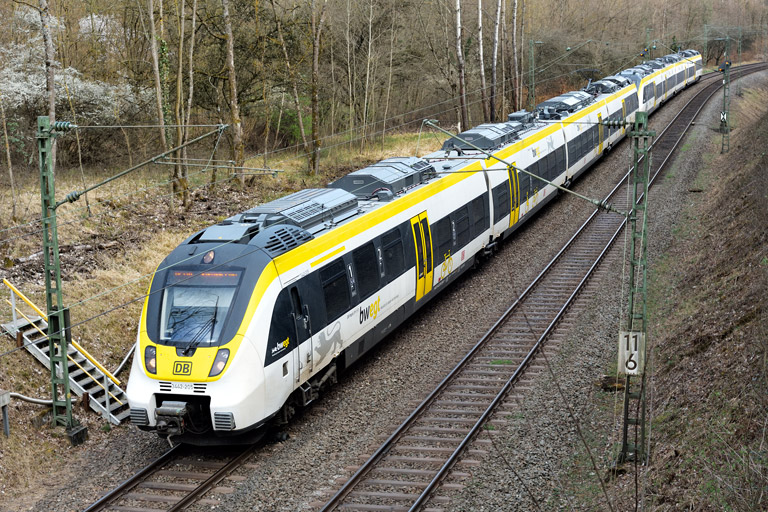 3442 206 und Zug der Baureihe 3442 als RE 17662/17664 bei km 11,6 (M&auml;rz 2022)