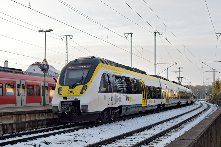 3442 209 und 3442 207 als RE 17622/17618 bei km 16,8 (April 2022)
