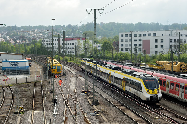 3442 210 als RE 17660 bei km 16,0 (Mai 2022)