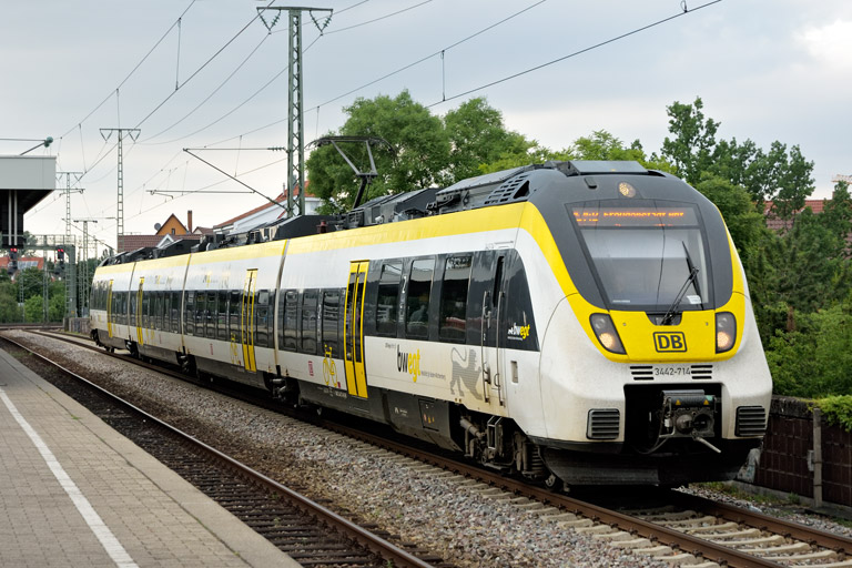 3442 214 als RE 17661 bei km 16,8 (Juni 2022)