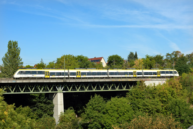 3442 214 als RE 28313 bei km 14,6 (August 2022)