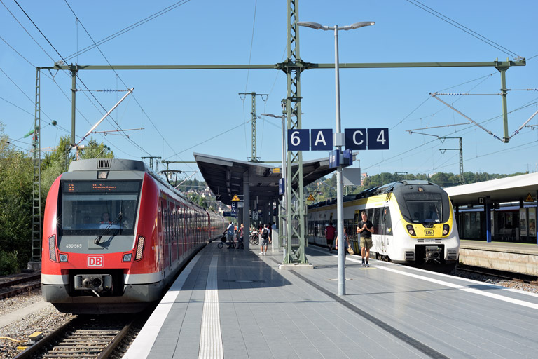 430 565 und 3442 214 als RE 28316 bei km 15,6 (August 2022)