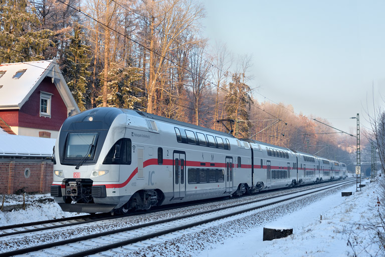4010 102 als IC 2389 bei km 18,2 (Dezember 2022)
