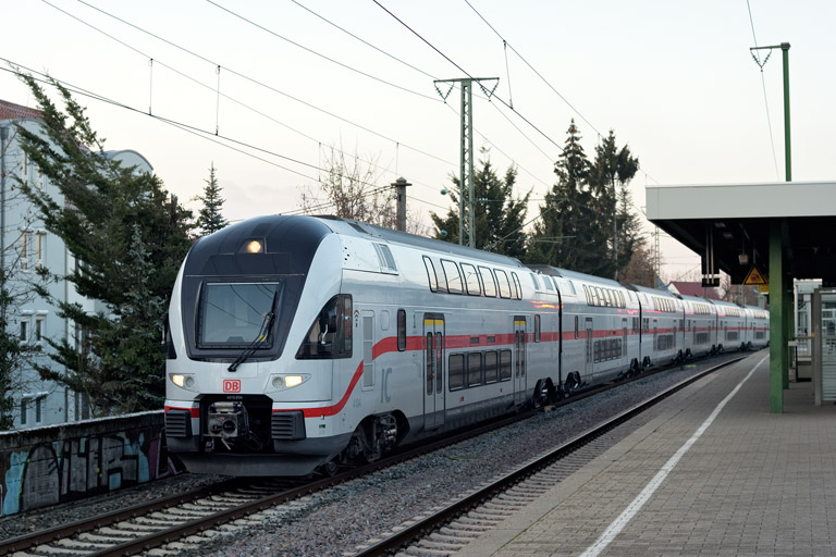 4010 104 als IC 2389 bei km 16,8 (Dezember 2022)