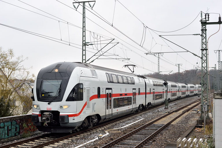 4010 105 als IC 282 bei km 16,8 (Dezember 2022)