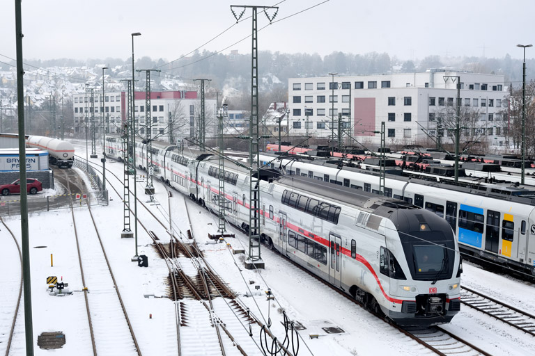 4010 105 als IC 282 bei km 16,0 (Dezember 2022)