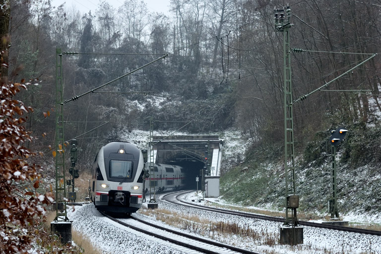 4010 106 als IC 488 bei km 17,4 (Dezember 2022)