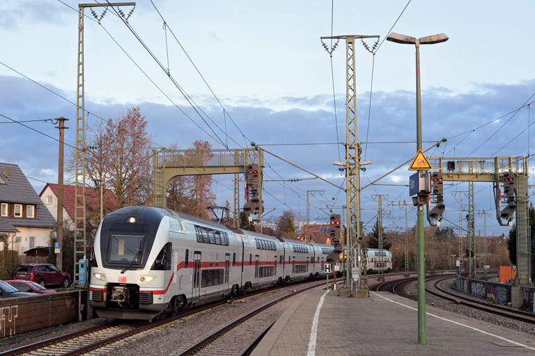 4010 107 als IC 183 bei km 16,6 (Dezember 2022)