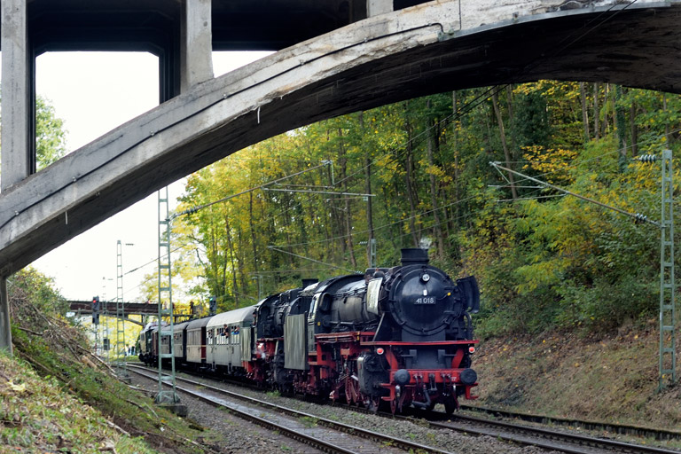 41 018 und 58 311 mit DPE 34919 bei km 9,6 (Oktober 2022)