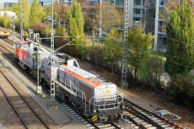 4185 026 und 277 030 bei km 15,8 (November 2022)