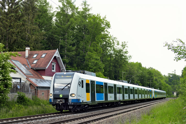 423 345 und 423 335 bei km 18,2 (Juni 2022)