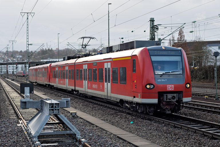 426 014 und 426 010 als Lt 70690 bei km 15,8 (Februar 2022)
