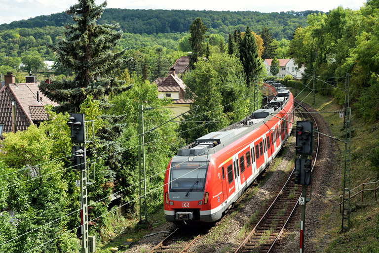 430 007 und Zug der Baureihe 430 bei km 7,8 (Juli 2022)