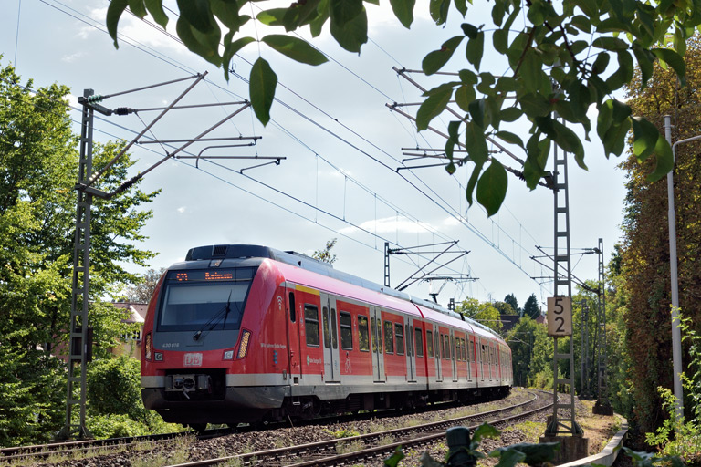 430 016 und Zug der Baureihe 430 bei km 5,2 (August 2022)