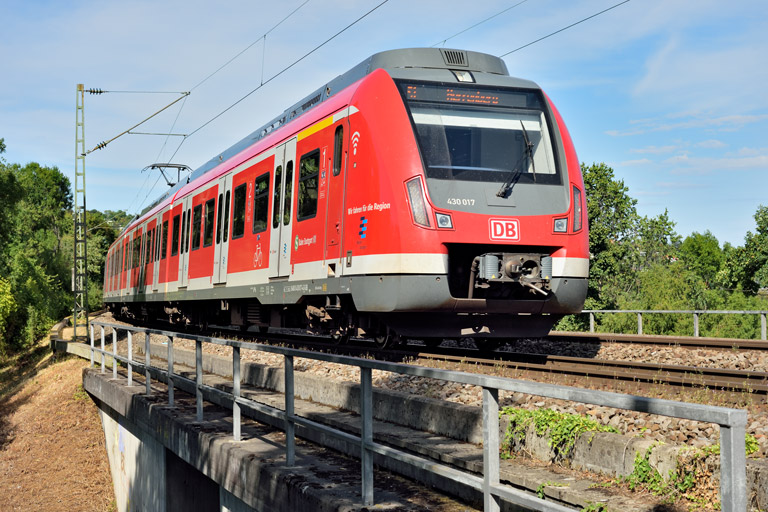 430 017 und Zug der Baureihe 430 bei km 6,2 (August 2022)