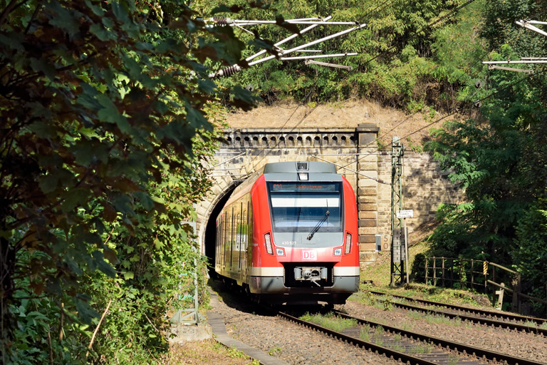 430 527 und Zug der Baureihe 430 bei km 5,0 (August 2022)